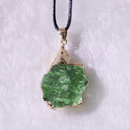 Fijne Moldaviet Ketting – Groene Moldaviet Hanger, Handgemaakt met Verstelbare Ketting – Zahara Lyra