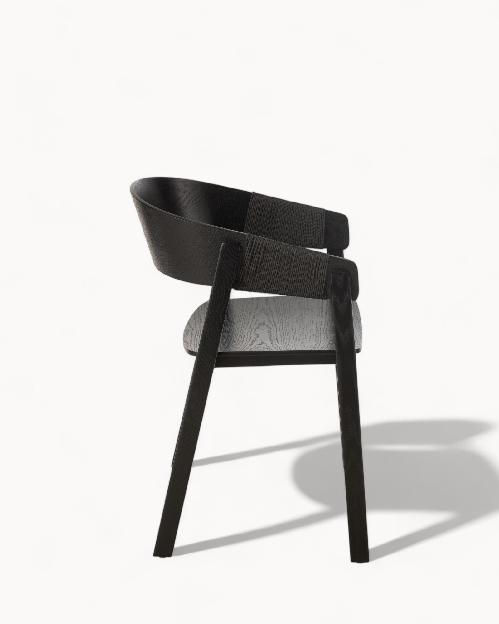 Eetkamerstoel van Essenhout met Zwart Touw – Minimalistisch en Comfortabel Ontwerp voor Moderne Interieurs