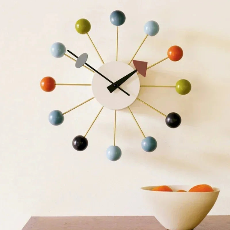Moderne Wandklok 33 cm met Stil Kwartsmechanisme en Kleurrijke Houten Ballen voor Speelse Interieurs