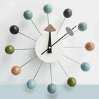 Moderne Wandklok 33 cm met Stil Kwartsmechanisme en Kleurrijke Houten Ballen voor Speelse Interieurs