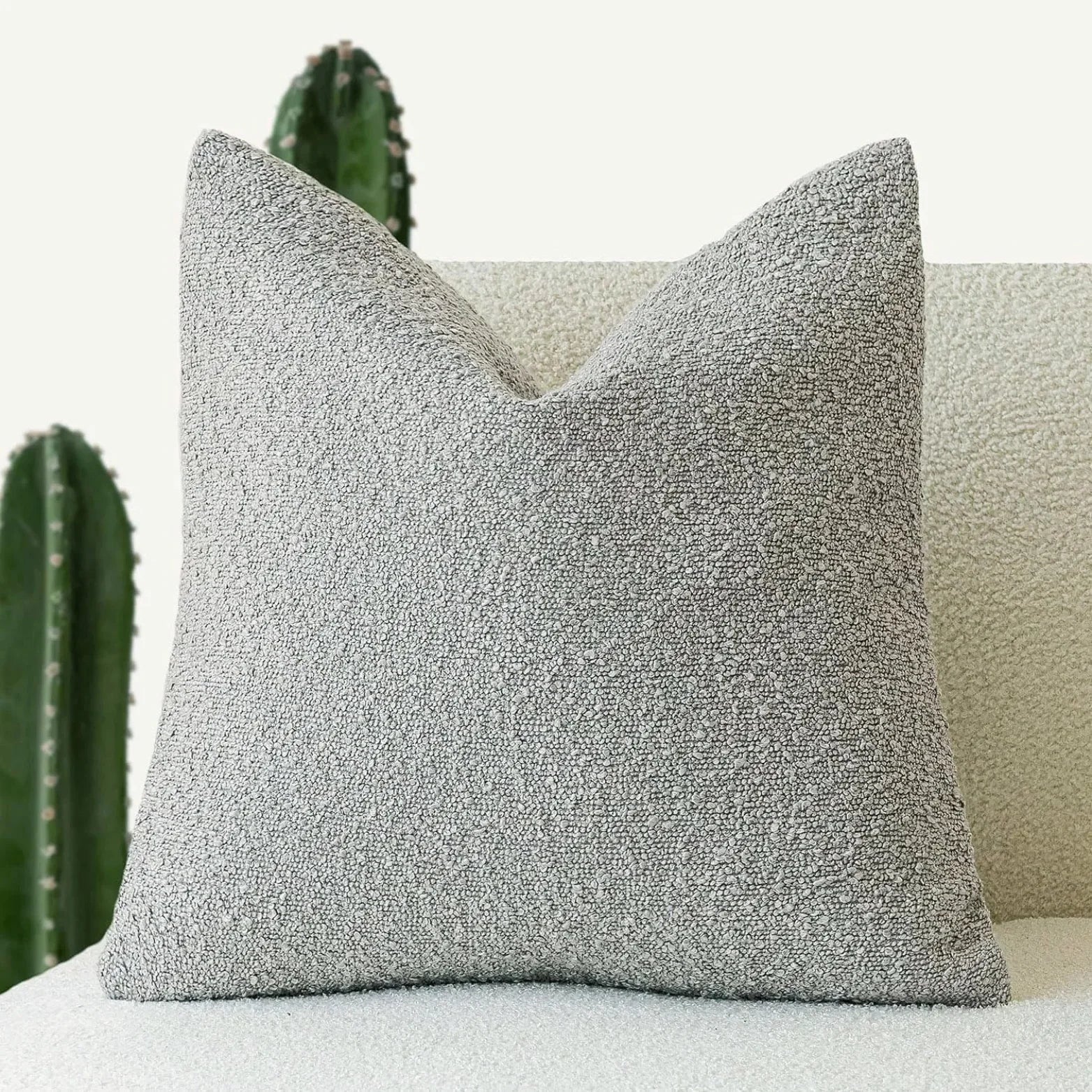 Tulum Kussenhoes van Luxe Bouclé-Stof – 45x45 cm voor Elegante Interieurs in Neutrale Kleur Lichtgrijs