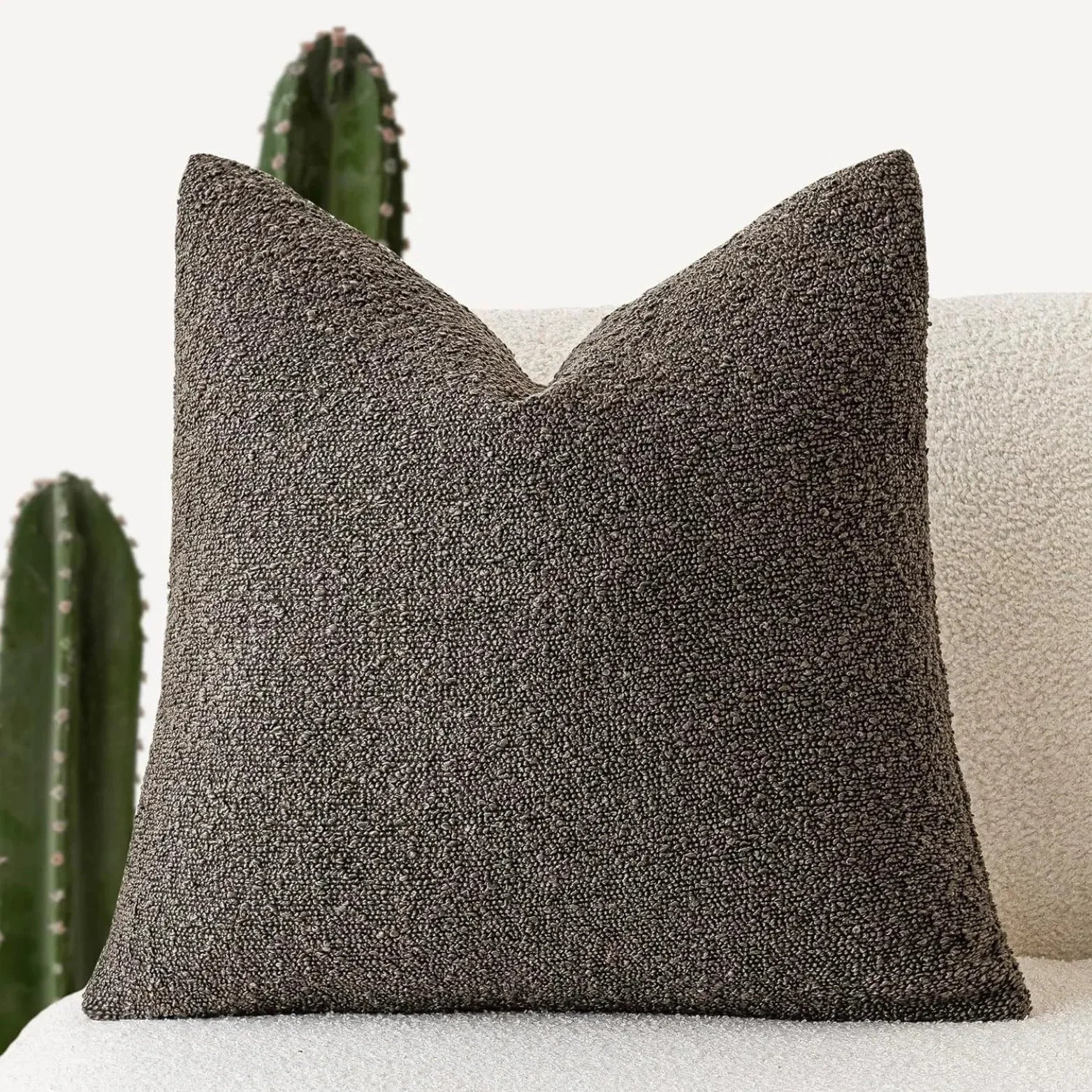 Tulum Kussenhoes van Luxe Bouclé-Stof – 45x45 cm voor Elegante Interieurs in Neutrale Kleur Donkerbruin